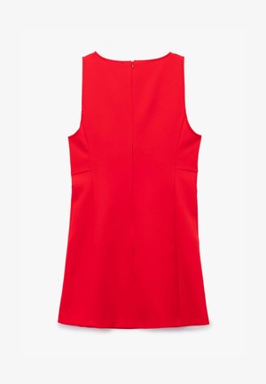 Abito rosso senza maniche con una silhouette aderente, dotato di una zip posteriore e di una texture di tessuto liscia. Cuciture concise sui lati.