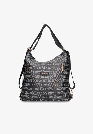 Zwarte schoudertas met herhaalde witte tekst "Gian Marco Venturi", twee diagonale ritsen aan de voorkant en verstelbare band met gouden beslag.