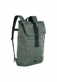 Sac à dos en nylon vert avec une fermeture à rabat, des bretelles noires réglables et une surface texturée. Présente un logo de marque sur le devant.