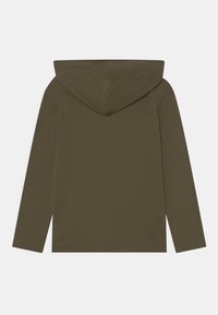 Olivově zelená mikina s kapucí vyrobená z měkkého materiálu, dlouhé rukávy a dvouvrstvá kapuce; minimalistický design bez viditelných log či vzorů.