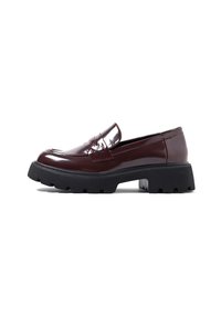 Mocassino in pelle patinata bordeaux con suola in gomma testurizzata, caratterizzato da un classico design a fascia penny e punta tonda.