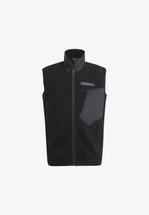 Černá fleecová vesta s vysokým límcem, předním zipem a kapsou na levé straně hrudi z kontrastního materiálu. Vyznačuje se hebkým povrchem a minimálním brandingem.