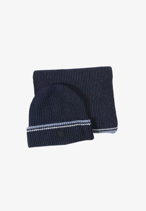 Berretto a maglia blu navy con risvolto decorato e sciarpa coordinata, entrambi con strisce sottili alternate e un design a coste testurizzato.