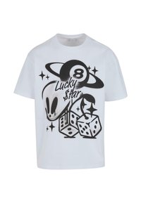 Hvid T-shirt med sort grafisk design af et alienhoved, terninger og stjerner, samt teksten "Lucky Star" og en planetillustration.