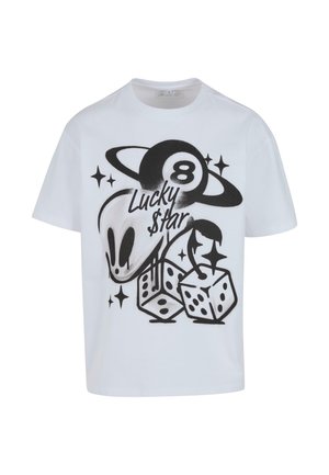 Vit T-shirt med svart grafisk design av ett alienskall, tärningar och stjärnor, med texten "Lycklig Stjärna" och en planetillustration.