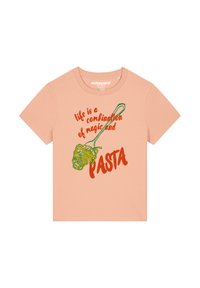 Perzikkleurig katoen T-shirt met een groene pastaafbeelding en rode tekst die luidt: "het leven is een combinatie van magie en PASTA." Korte mouwen ontwerp.