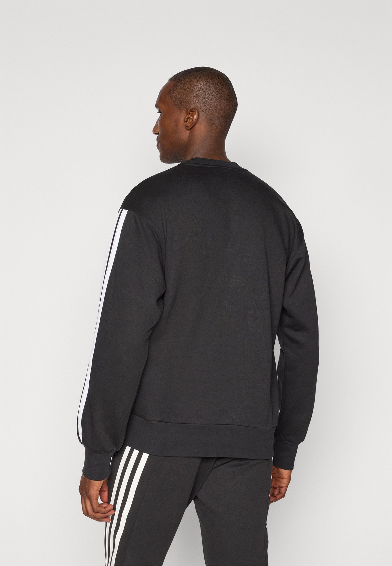 ESSENTIALS THREE STRIPES FLEECE