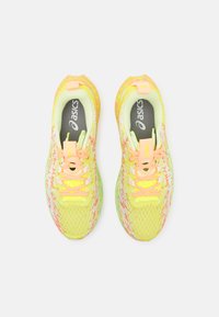 ASICS NOOSA TRI 16 - Hardloopschoenen voor op de weg - safety yellow/cool matcha