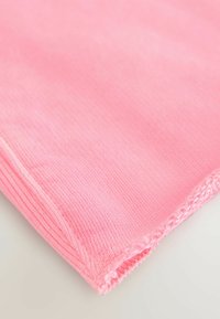 Unselected, fluro pink