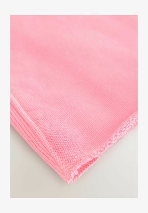 Gaiši rozā audums ar gludu tekstūru, ar ribotu rakstu un kārtīgi izšūtu malām. Parādīts diagonāli salocīts.