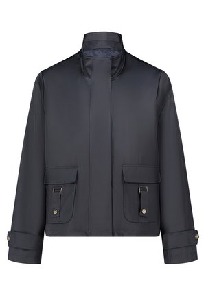 Veste coupe-vent bleu marine foncé en matière lisse et légère. Dotée d'un col montant, de deux poches avant et de poignets à boutons.