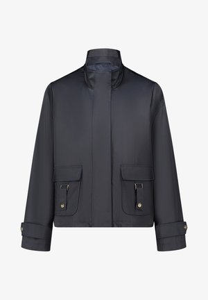 Veste coupe-vent bleu marine foncé en matière lisse et légère. Dotée d'un col montant, de deux poches avant et de poignets à boutons.