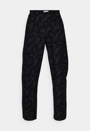 Pantaloni negri cu un model de caracatiță învârtită, confecționați dintr-un material texturat. Acestia au o talie elastică cu închidere prin buton.