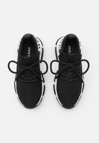 Steve Madden JPROTÉGÉ - Matalavartiset tennarit - black