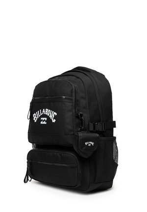Sort Billabong rygsæk med flere lynlåse, netlomme i siden og lille påsat pung med logo på frontlommen.