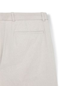 Pantaloni in lino beige chiaro caratterizzati da una vita piatta, una sola tasca posteriore e una texture liscia con sottili particelle di tessuto.