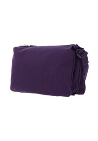 Sac en tissu violet avec une surface texturée à carreaux, doté d'une fermeture à glissière sur le dessus et d'une bandoulière ajustable pour un transport facile.