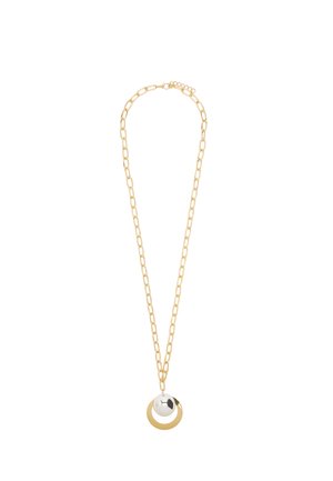 Złoty naszyjnik łańcuchowy z prostokątnymi ogniwami, z okrągłą zawieszką w kolorze złotym i srebrnym na środku, na białym tle.