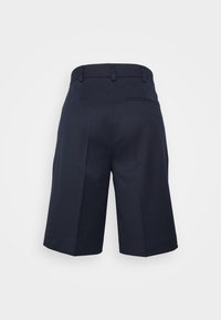 Granatowe, dopasowane szorty z prostym przodem, plisami i tylną kieszenią. Gładka faktura i długość sięgająca kolan.