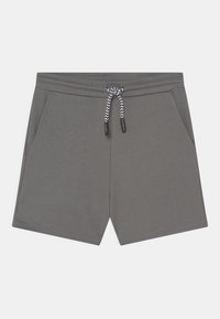 Szare luźne szorty z bocznymi kieszeniami oraz sznurkiem ściągającym w czarno-białym wzorze w elastycznym pasie na białym tle.
