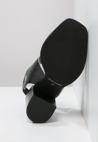 Zign Korolliset sandaalit - black