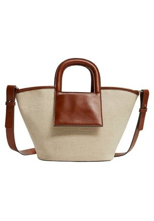 Beige stoffen draagtas met bruine leren handvatten, afwerking en een verstelbare schouderriem, met een gestructureerde trapeziumvorm.