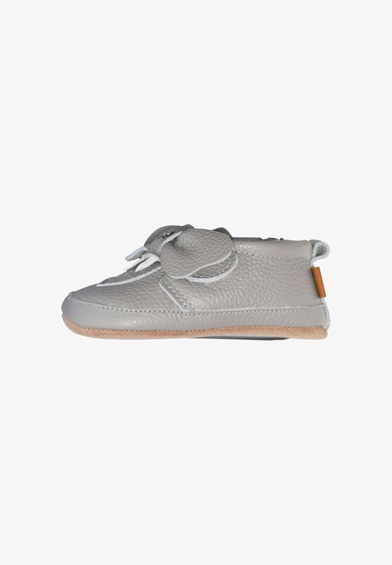 Chaussure bébé en cuir gris doux avec rabat en forme de cœur et semelle beige, vue de côté sur fond blanc.