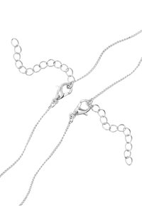 Srebrny łańcuszek z zamkiem typu lobster i regulowanymi ogniwami. Posiada skręconą fakturę i błyszczące wykończenie. Dwie segmenty o różnej długości.