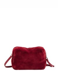 Bolso de mano de piel sintética roja con forma rectangular, que cuenta con cierre de cremallera y una correa delgada para el hombro desmontable. Textura suave y acabado aterciopelado.