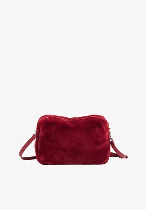 Rote Handtasche aus Kunstpelz mit rechteckiger Form, ausgestattet mit einem Reißverschluss und einem dünnen, abnehmbaren Schulterriemen. Weiche Textur und flauschige Oberfläche.