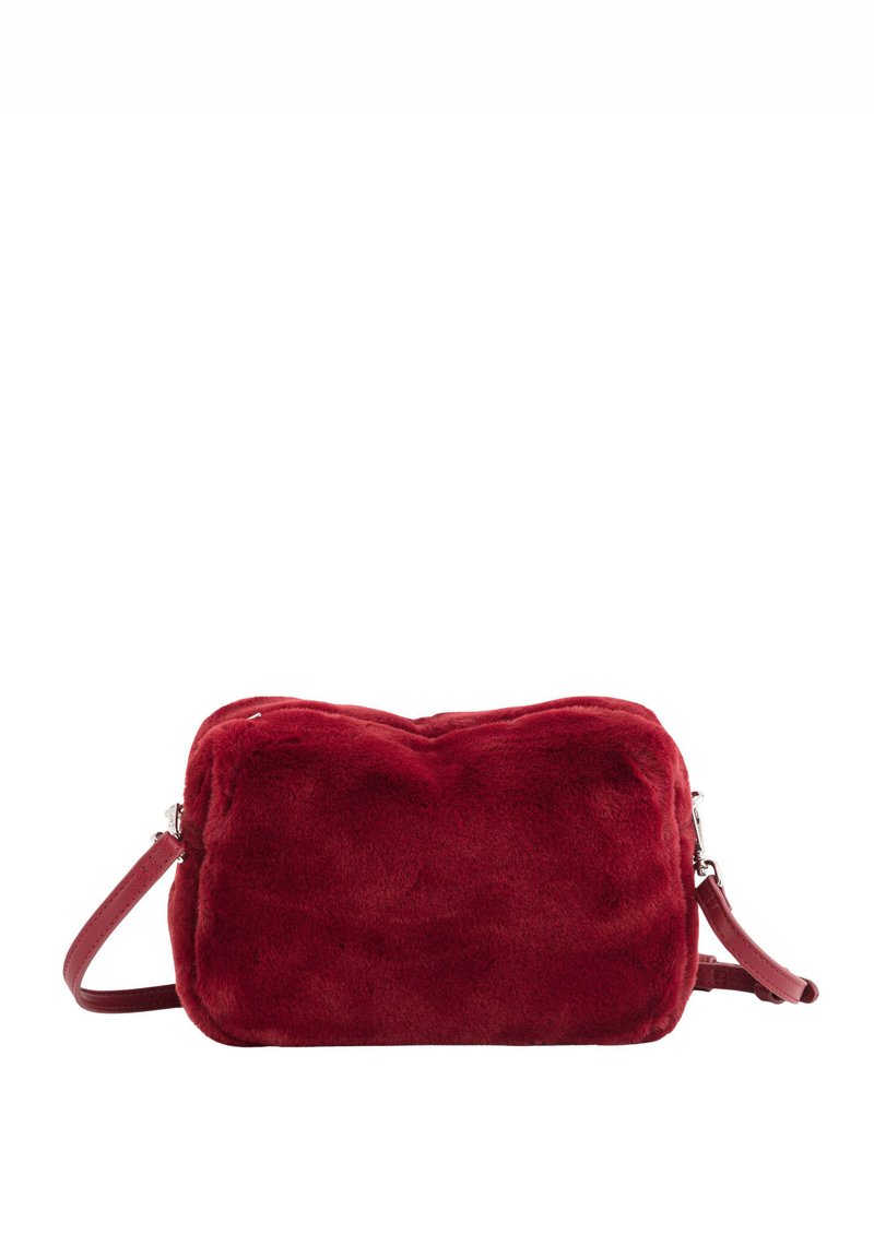 Bolso de mano de piel sintética roja con forma rectangular, que cuenta con cierre de cremallera y una correa delgada para el hombro desmontable. Textura suave y acabado aterciopelado.
