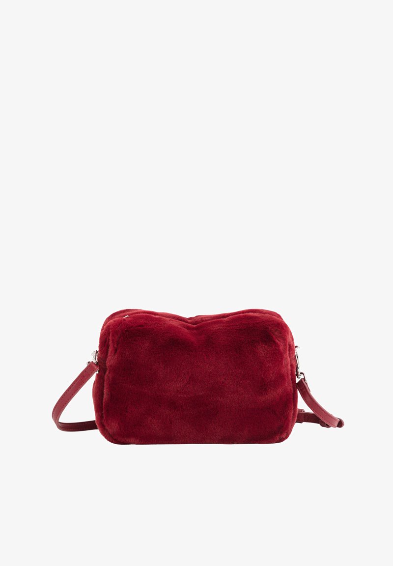 Bolso de mano de piel sintética roja con forma rectangular, que cuenta con cierre de cremallera y una correa delgada para el hombro desmontable. Textura suave y acabado aterciopelado.