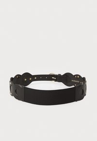 Cinturón negro con banda elástica, herrajes dorados y acentos redondeados. Ajustable con un diseño elegante, adecuado para diversos atuendos.