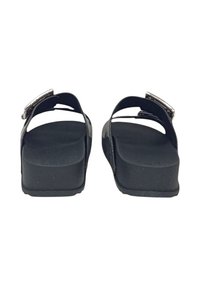 Sandali platform neri con una finitura matte liscia, una fascia larga con un accento in fibbia metallica e una soletta sagomata.