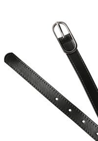 Musta nahkavyö, jossa on sileä pinta, tasaisesti sijoitetut reiät ja hopeanvärinen metallisolki, jossa on soikea muoto.