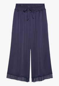 Jūras spēku krāsas culottes, kas izgatavotas no gludas auduma, ar smockēta josta ar loku un smalku mežģīņu apdari apakšā.