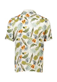 Kortærmet skjorte i hvidt stof med et farverigt tropisk frugt- og bladmønster, herunder ananas og papayaer.