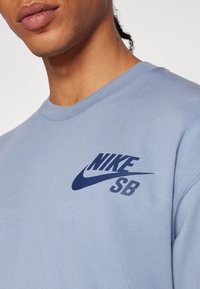 Nike SB TEE LOGO - T-shirts print - ashen slate