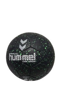 Balón de balonmano de entrenamiento negro con patrón moteado en verde, que presenta una superficie texturizada. Logotipo prominente y diseño en forma de chevrón en blanco.