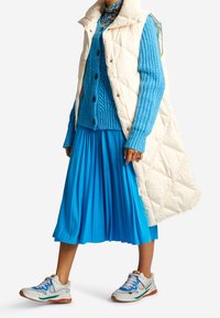 Rich & Royal Chaleco - off-white