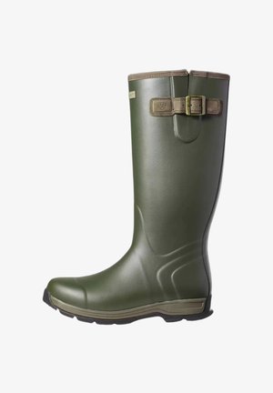 Bota alta de goma color verde oliva con hebilla marrón y suela texturizada, diseñada para uso en exteriores o en clima húmedo.