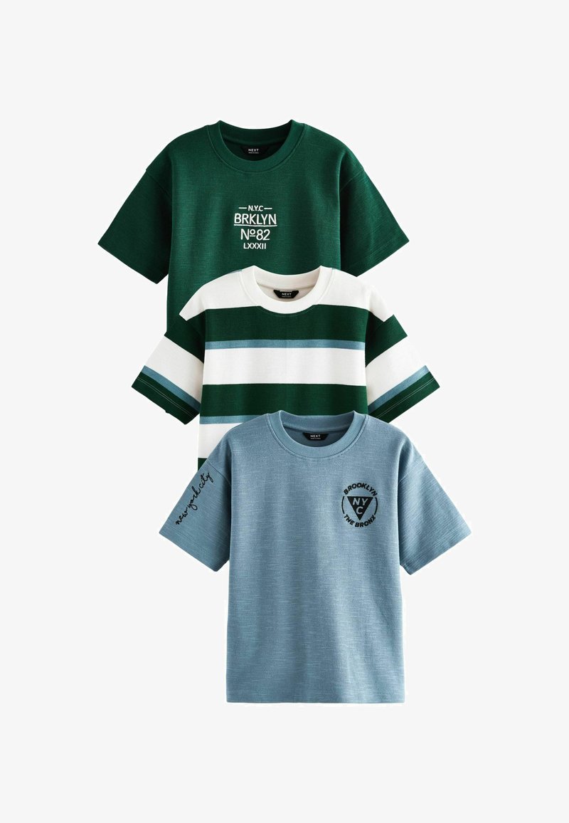 Sada tří triček s krátkým rukávem: tmavě zelené s bílou grafikou, pruhované zelené a bílé, a světle modré s černým emblémem. Materiál z bavlněné směsi.