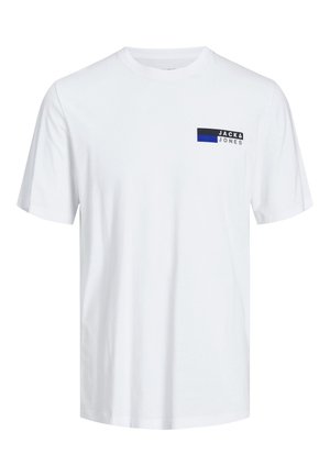 Hvid T-shirt med korte ærmer og rund hals med lille sort og blåt logo med teksten "Jack & Jones" på venstre bryst.
