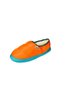Zapatilla acolchada en un brillante naranja con suela turquesa. Presenta un forro suave y esponjoso y un diseño acolchado cosido. Logotipo de la marca en el lateral.