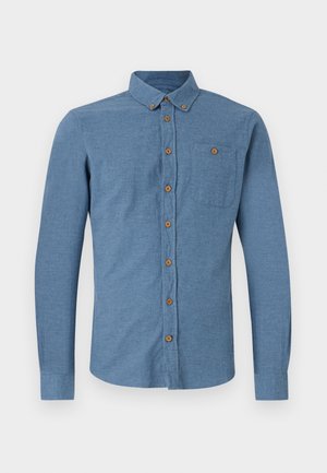 Chemise bleu à boutons en tissu texturé, avec col classique, manches longues et une poche poitrine simple avec des boutons bruns.