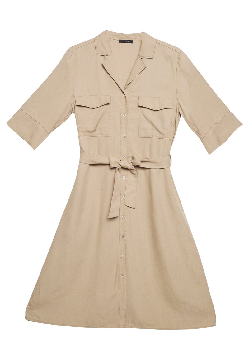 Abito beige lungo fino al ginocchio, con bottoni, maniche a tre quarti, due tasche a soffietto sul petto, colletto e cintura legata in vita.
