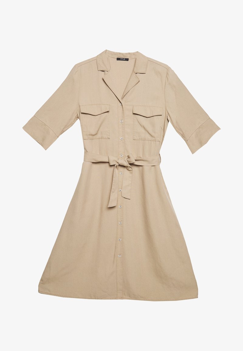 Abito beige lungo fino al ginocchio, con bottoni, maniche a tre quarti, due tasche a soffietto sul petto, colletto e cintura legata in vita.