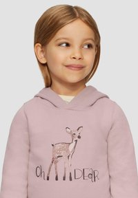 Lichtroze hoodie met een grafisch ontwerp van een hert en de tekst "Oh DEAR" in het zwart. Zachte stof met een comfortabel ontwerp.