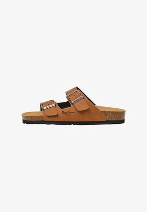 Brun sandal med åben tå og to justerbare stropper med spænder, korkfodsål, sort sål og "Pepe Jeans London" logo på siden.