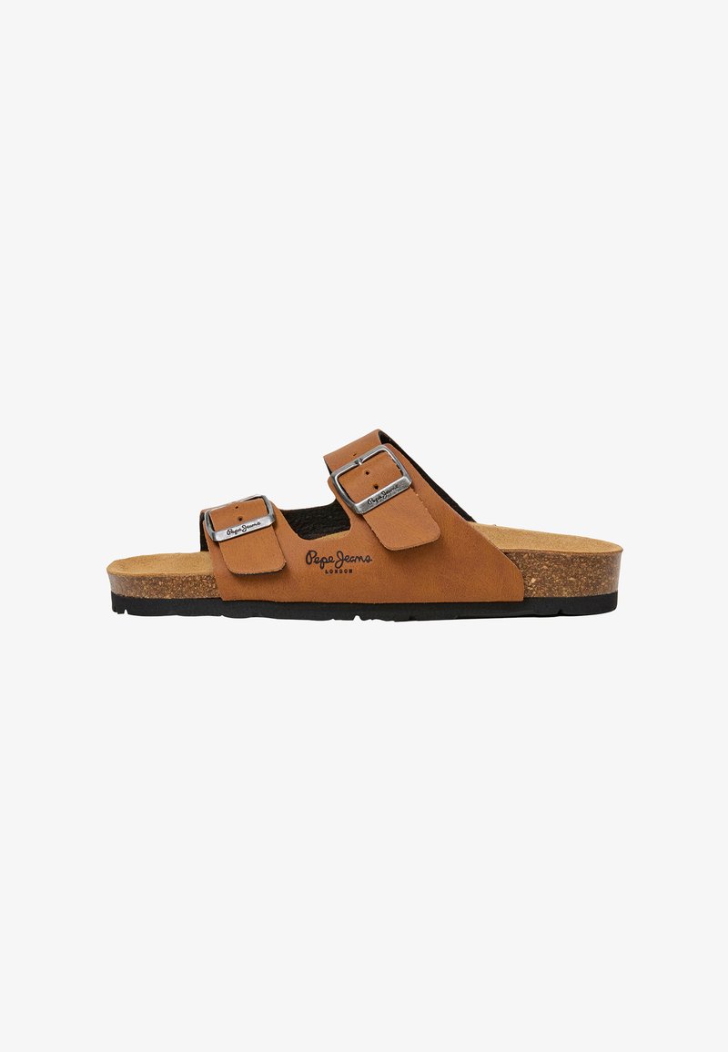 Brun sandal med åben tå og to justerbare stropper med spænder, korkfodsål, sort sål og "Pepe Jeans London" logo på siden.
